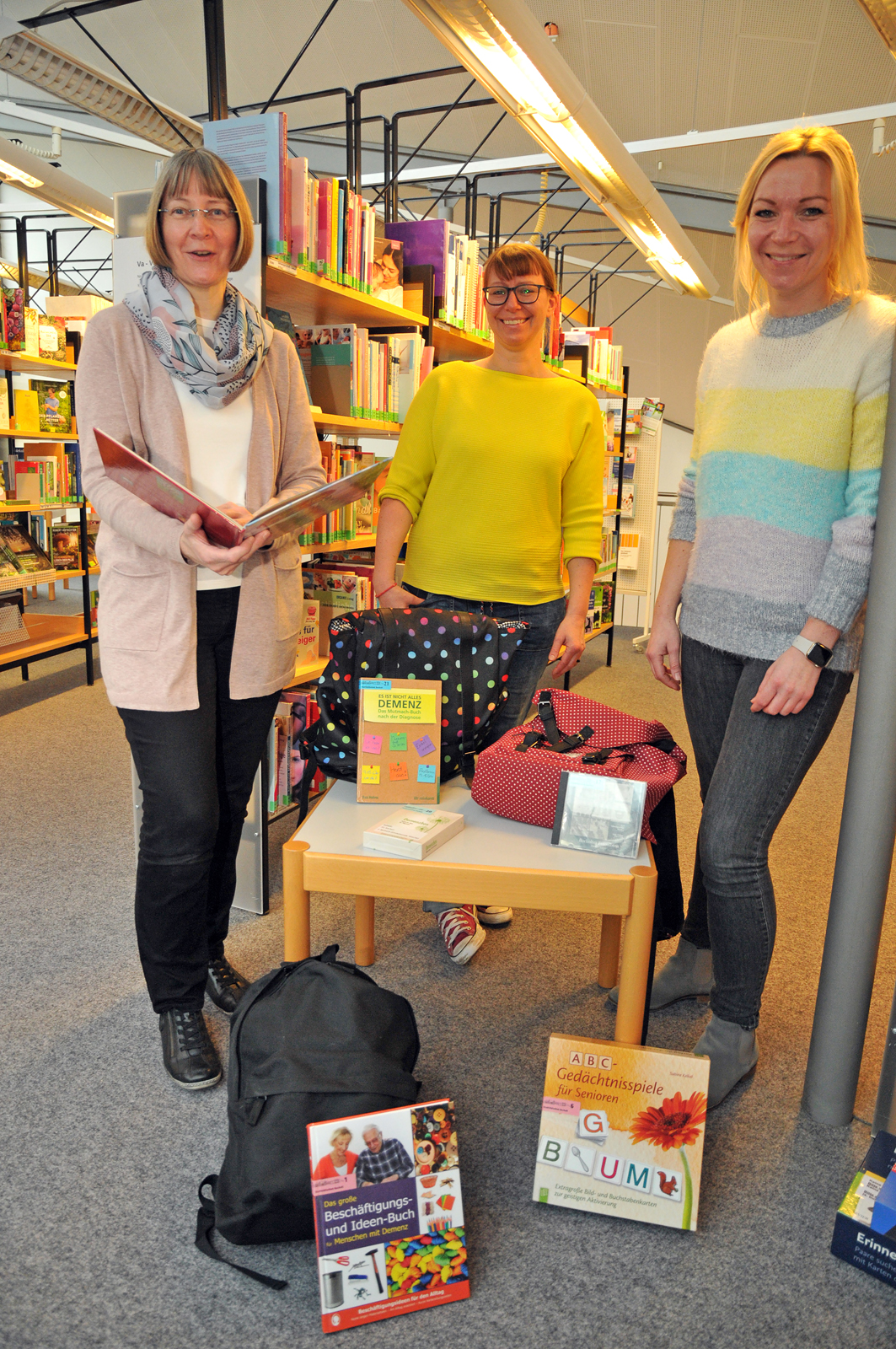 Ansprechpartnerinnen für den Demenzrucksack. Von links nach rechts: Klaudia Kroesen (Bibliothek), Claudia Alders (Bibliothek), Nina Kremer (Seniorenbüro) Foto: Bruno Wansing